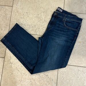 Joe’s men’s, the classic straight leg jeans! Great condition. Size W40